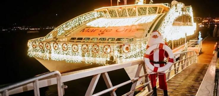 O Barco do Nadal de Mar de Ons iluminado con luces navideñas en Vigo