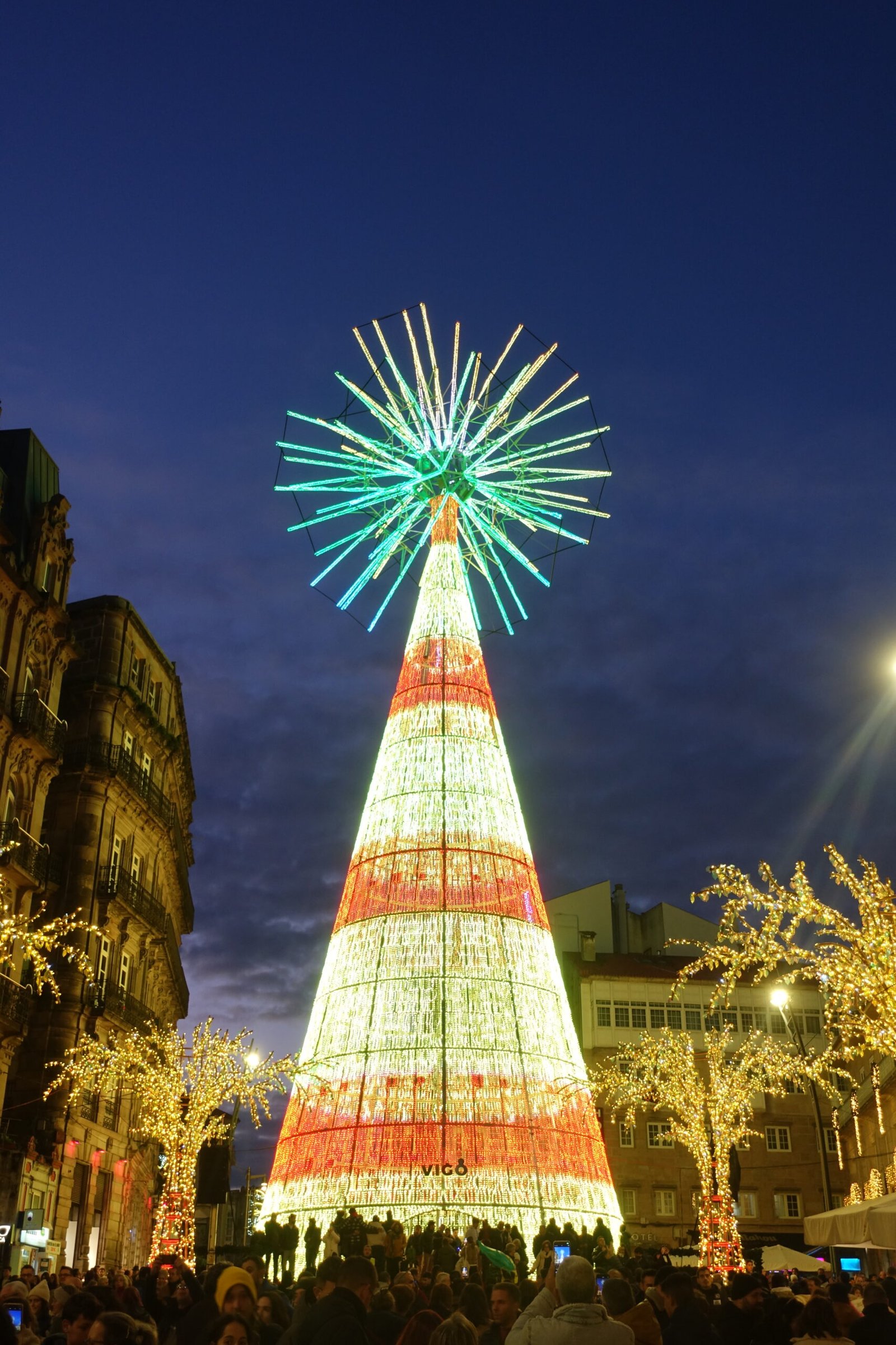 Árbol iluminado durante la Navidad de Vigo de 2024