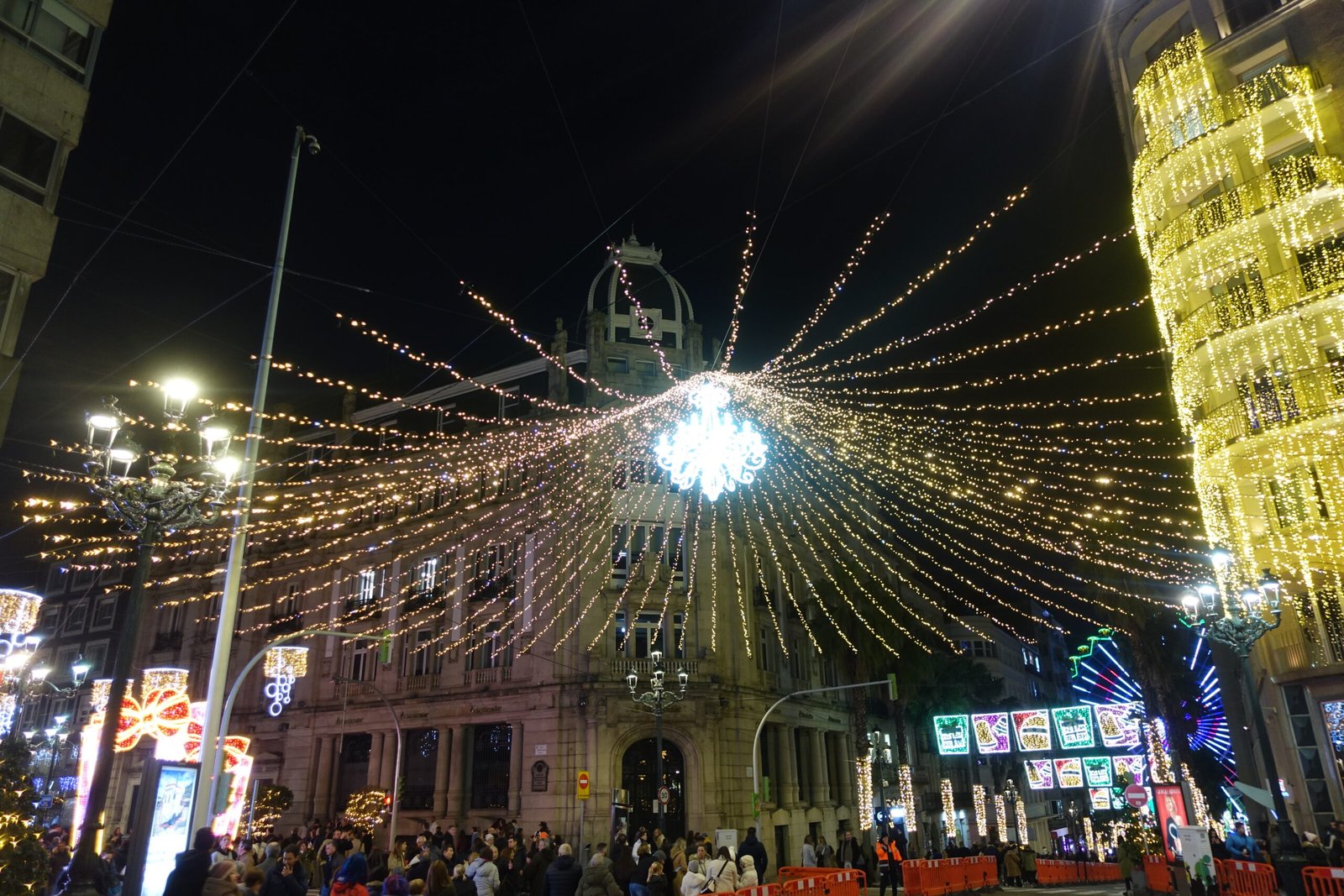 Calles del centro de Vigo iluminadas durante la Navidad de 2024