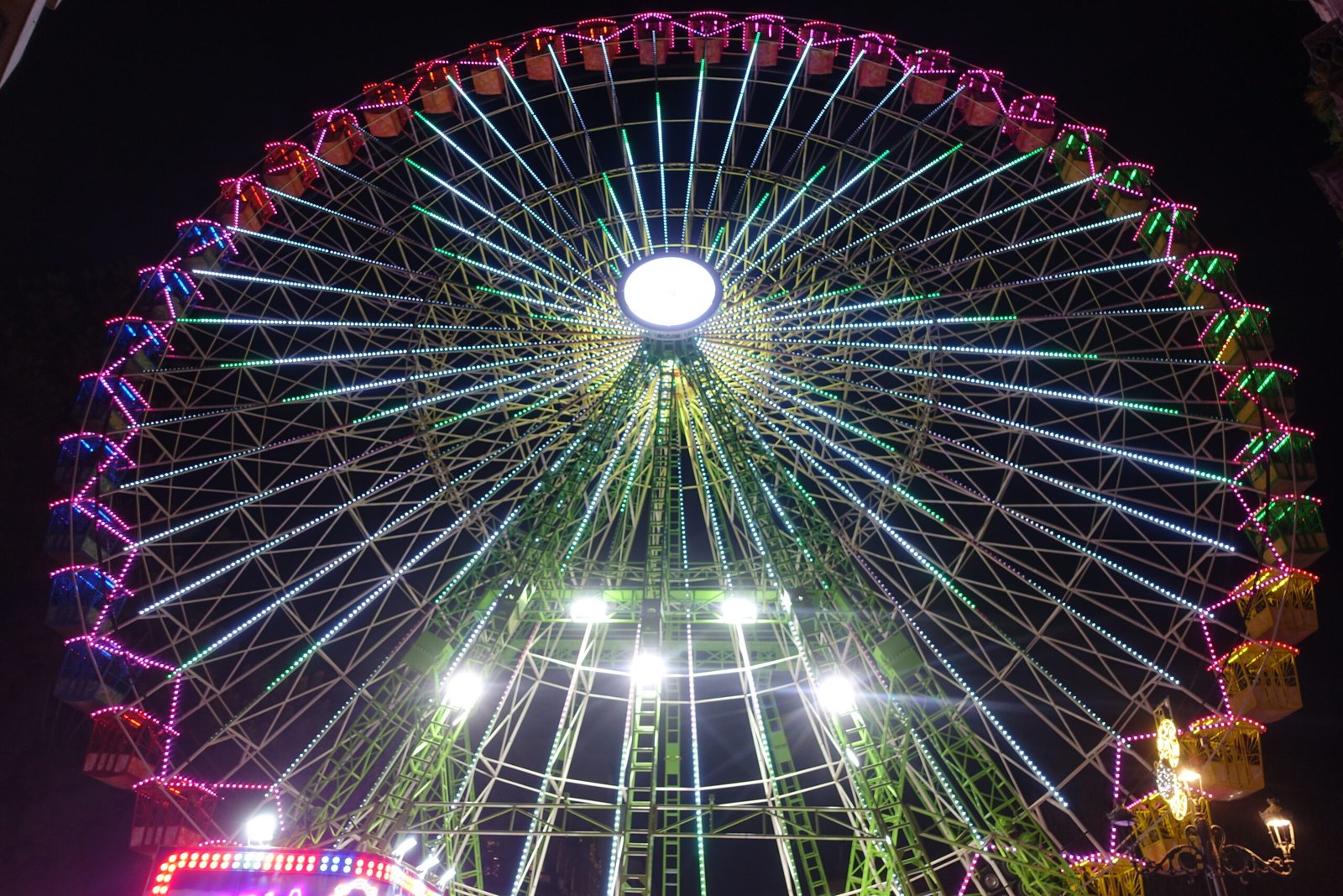 Noria de Vigo iluminada por la noche durante la Navidad de 2024